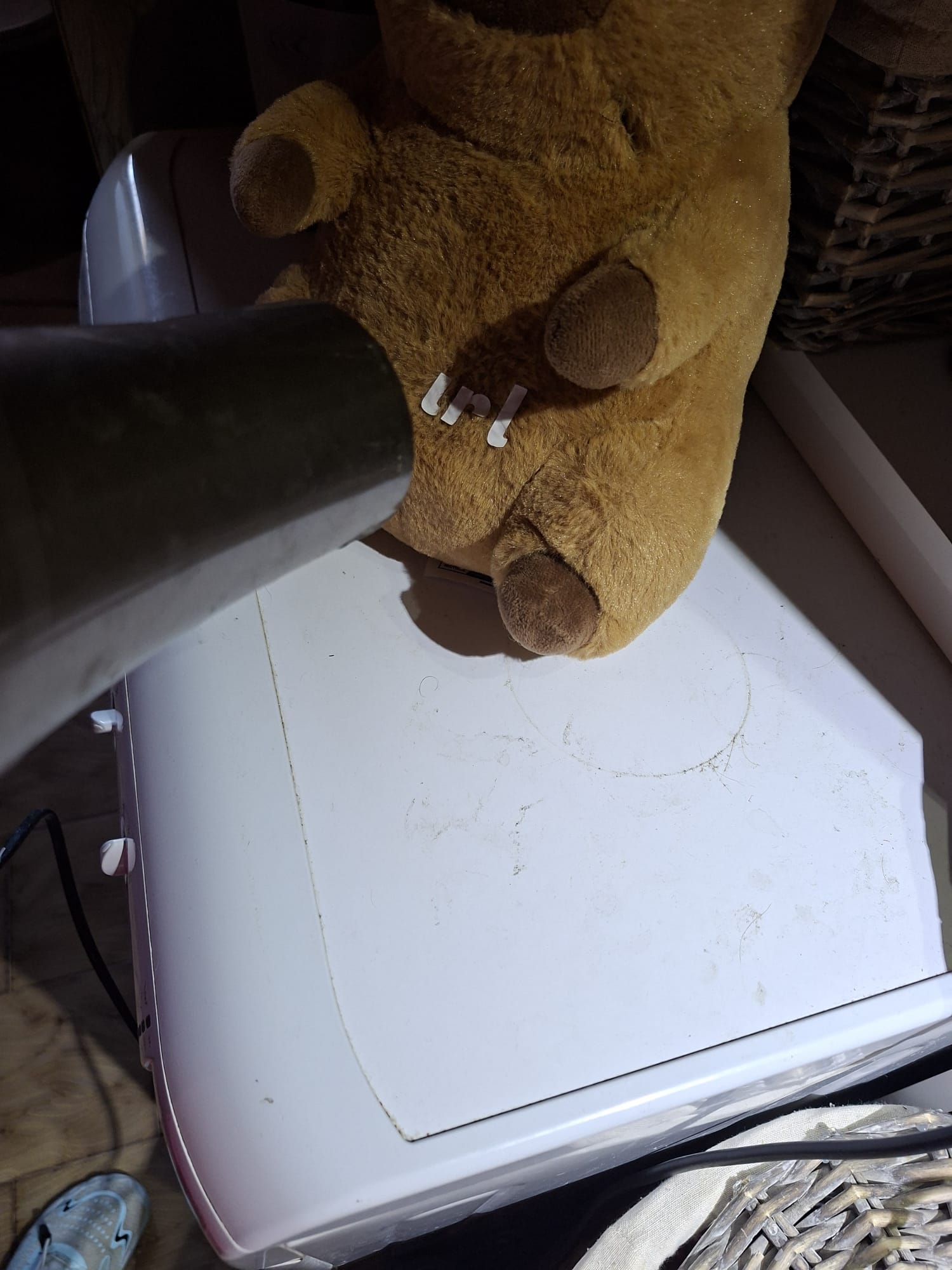 Un petit coup de sèche cheveux pour ramollir la colle recalcitrante